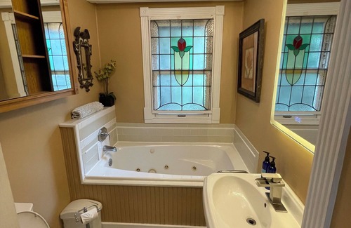Downtown Historic District Bed & Breakfast | Peace & Plenty Inn Bed & Breakfast