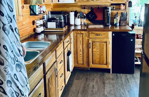 Mansfield-et-Pontefract Ski Chalet | Peaceful and Cozy Waterfront Cottage Retreat in Québec overlooking Ottawa River