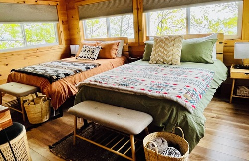 Mansfield-et-Pontefract Ski Chalet | Peaceful and Cozy Waterfront Cottage Retreat in Québec overlooking Ottawa River