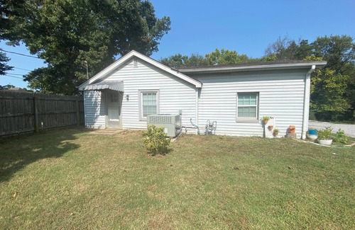 Ashley Oaks House | Peaceful 1950s 2-bedroom farmhouse in fantastic Knoxville location