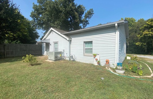 Ashley Oaks House | Peaceful 1950s 2-bedroom farmhouse in fantastic Knoxville location