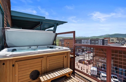 Kimball Junction Condo | Peaceful 1Bdrm | Private Tub, Fireplace | Washer/Dryer + Balcony