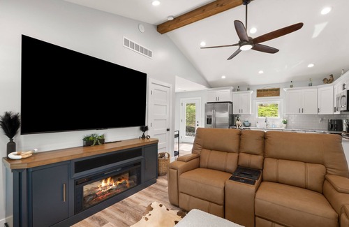 Mount Saint Francis Cottage | Peaceful 2-bedroom cottage in the beautiful Floyds Knobs with Hot Tub & Gym