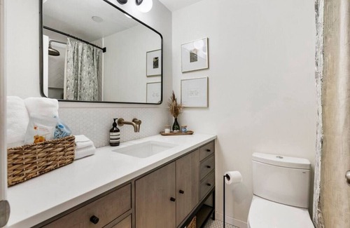 Arnada House | Peaceful 3-bdrm DT Vancouver Home