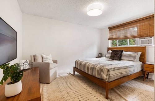 Arnada House | Peaceful 3-bdrm DT Vancouver Home