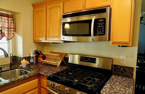 Highland House | Peaceful 3-Bedroom/3 Bathroom house East Highland w/AC & WiFi, Pet-Friendly!