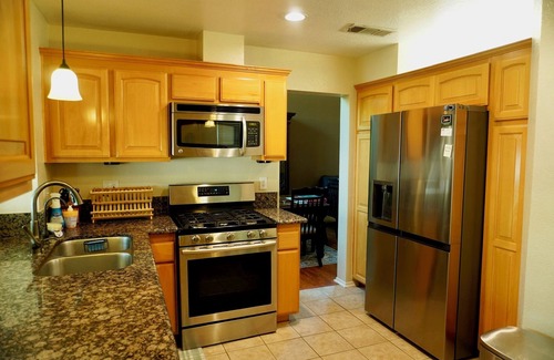 Highland House | Peaceful 3-Bedroom/3 Bathroom house East Highland w/AC & WiFi, Pet-Friendly!