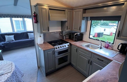 Sheerness House | Peaceful 3-bedroom caravan with WiFi in charming Warden