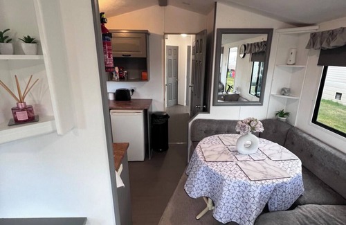 Sheerness House | Peaceful 3-bedroom caravan with WiFi in charming Warden