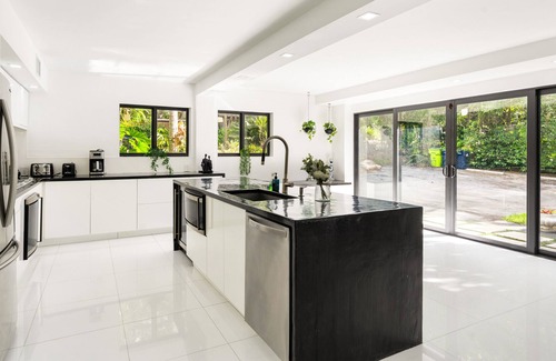 El Portal House | Peaceful 3BD Family House With Pool