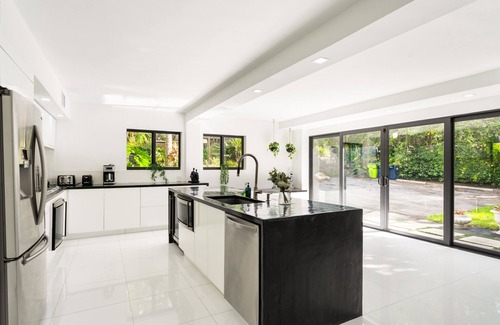 El Portal House | Peaceful 3BD Family House With Pool