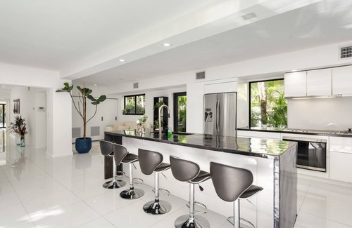 El Portal House | Peaceful 3BD Family House With Pool