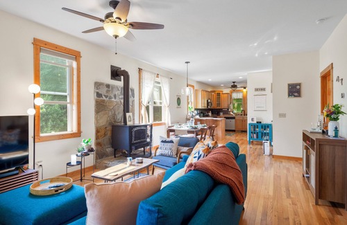 Burnsville Cottage | Peaceful 3BR Forest Retreat with Mountain Views – Perfect for Family Getaways!
