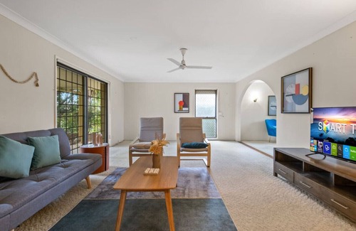Sunnybank House | Peaceful 4BR at Sunnybank CBD w/2Parking/Yard/Mall