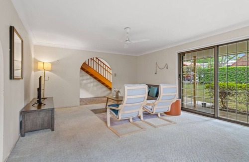 Sunnybank House | Peaceful 4BR at Sunnybank CBD w/2Parking/Yard/Mall