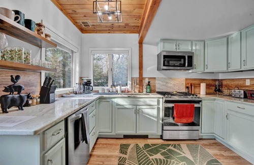 Pocono Summit Ski Chalet | Peaceful 4BR Pocono Chalet with Hot Tub & Fire Pit – Convenient Location!