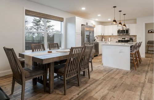 Marshall House | Peaceful 5 BR Home w/Stunning Views & Game Room!