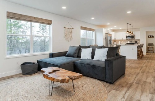 Marshall House | Peaceful 5 BR Home w/Stunning Views & Game Room!