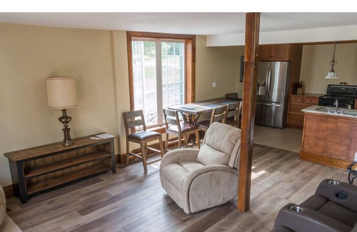 Milford House | Peaceful and close to wineries in south end of the county. Just 15 minutes from town