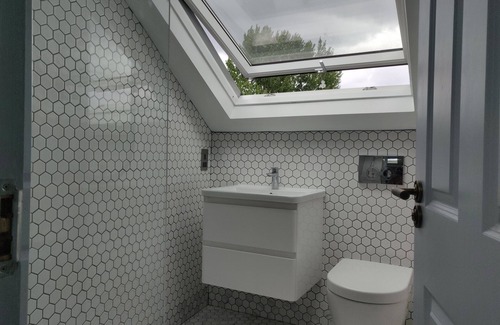 Coppetts House | Peaceful and cosy double bed room with skylight in modernised Edwardian house.
