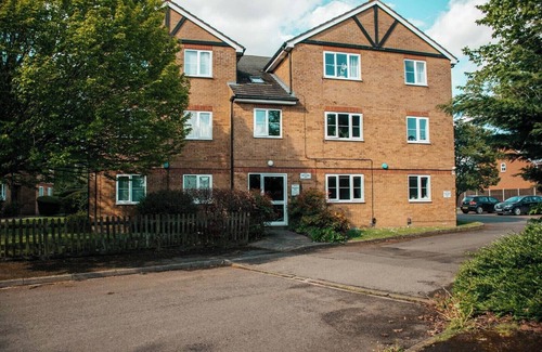Langley Marish Apartment | Peaceful and cozy 1 bed flat in Heathrow area. Plenty of FREE parking space.