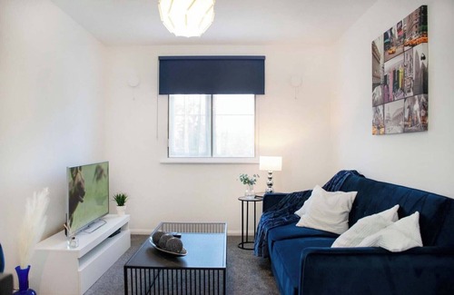 Langley Marish Apartment | Peaceful and cozy 1 bed flat in Heathrow area. Plenty of FREE parking space.