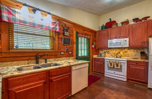 Maggie Valley Cabin | Peaceful and Relaxing Luxury Logs Cabin. Come Enjoy!