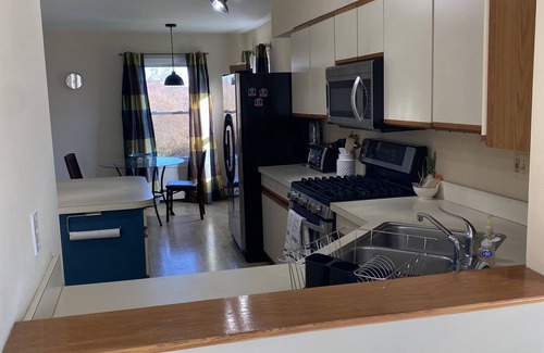 Middletown House | Peaceful and vacation ready home near beaches, mansions and golf