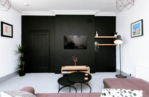 Exeter Apartment | Peaceful Apartment - Dedicated Free Parking - Walk to Centre, Uni, Hosp - Business and Leisure - Contact For Long Stays