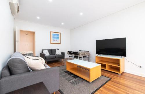 Glenelg North Apartment | Peaceful at the Pat - Free wine