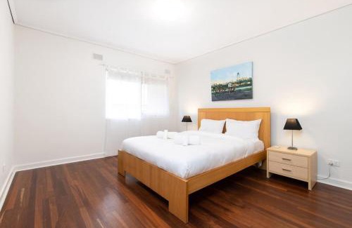 Glenelg North Apartment | Peaceful at the Pat - Free wine