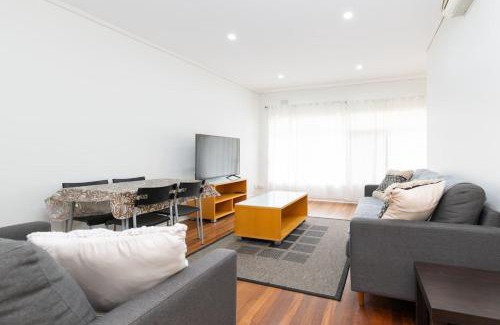 Glenelg North Apartment | Peaceful at the Pat - Free wine