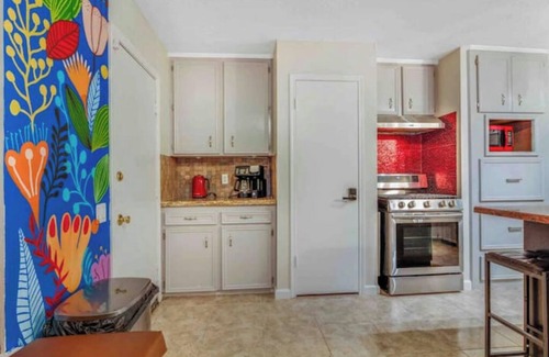 Stafford House | Peaceful Boho stays-4BRs-amazing pool-patio&deck-mini golf-Staffordn