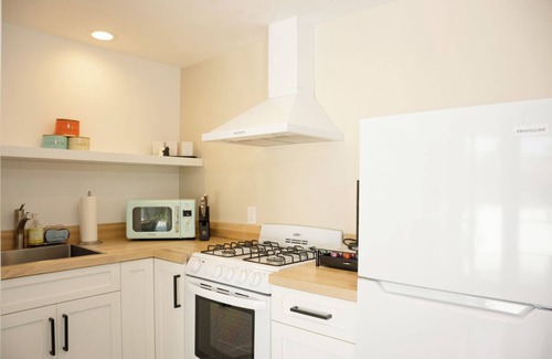 Sunset Park House | Peaceful bungalow in Santa Monica to Work and Recharge