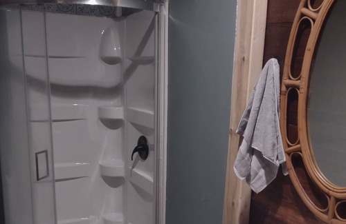 Batesburg Cabin | Peaceful cabin in the trees- boats welcome!