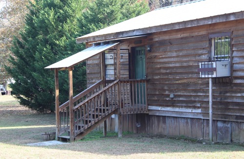 Newberry Cabin | Peaceful Cabin Retreat Within Minutes From Historic Downtown Newberry SC