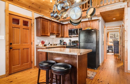 Hendersonville Cabin | Peaceful Cabin w/Mountain Views, Trails + Biltmore Pass | Pet-Friendly