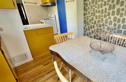 Woodstock House | Peaceful & charming 3 Bed Cottage. Hot Tub, Fenced Yard. Pets stay for free!