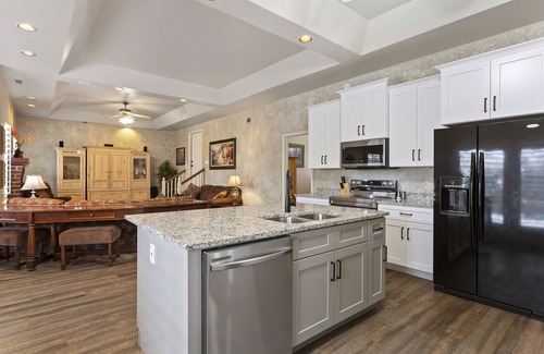 Layton Apartment | Peaceful, comfortable retreat with Disney+, ESPN, HULU and Netflix