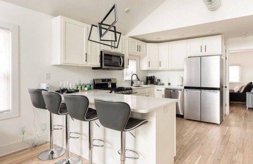 Germantown House | Peaceful Contemporary Close to Everything