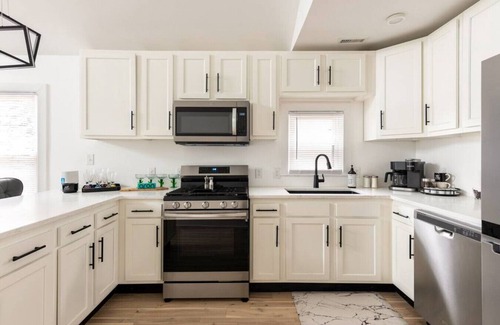 Germantown House | Peaceful Contemporary Close to Everything