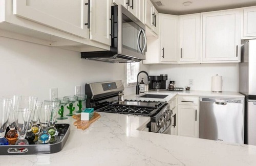 Germantown House | Peaceful Contemporary Close to Everything