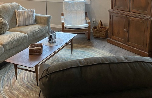 Redding Cottage | Peaceful Cottage just minutes from walking trails and Sundial Bridge