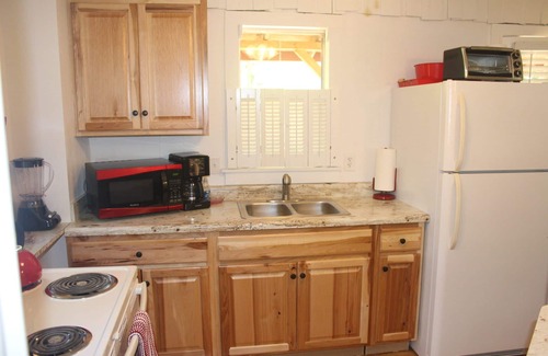 Gatlinburg - Pigeon Forge Cottage | Peaceful Cottage, Pet (2 Max) friendly - Fenced yard, Loft Bedroom