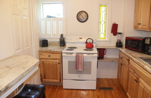 Gatlinburg - Pigeon Forge Cottage | Peaceful Cottage, Pet (2 Max) friendly - Fenced yard, Loft Bedroom