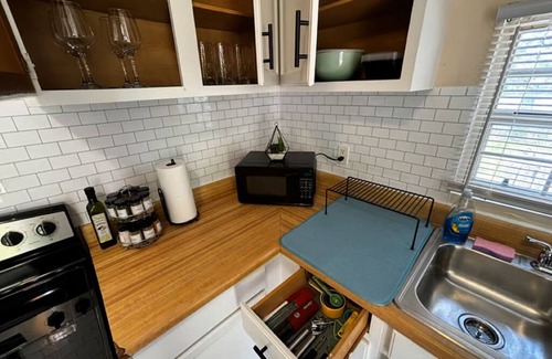 Lansing House | Peaceful, Cozy 2-bedroom home in Lansing
