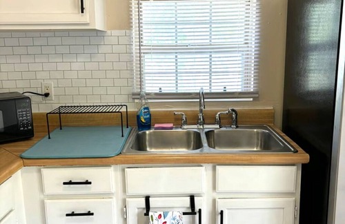 Lansing House | Peaceful, Cozy 2-bedroom home in Lansing