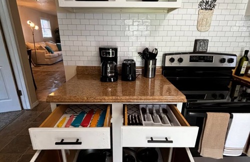 Lansing House | Peaceful, Cozy 2-bedroom home in Lansing