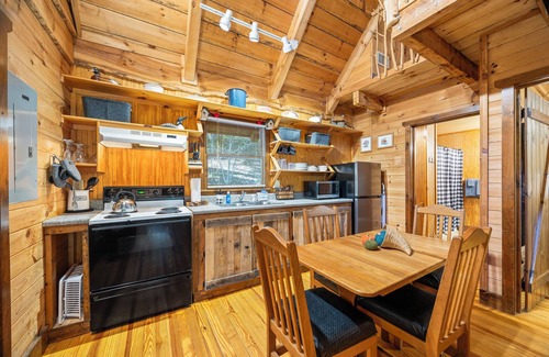 Dahlonega Cabin | Peaceful Creekside Cabin in Dahlonega, GA *NEW HOT TUB!*