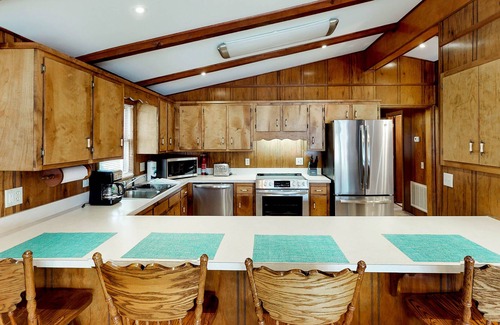 Prosperity House | Peaceful, dog-friendly getaway with gorgeous lake view, grill, & central AC